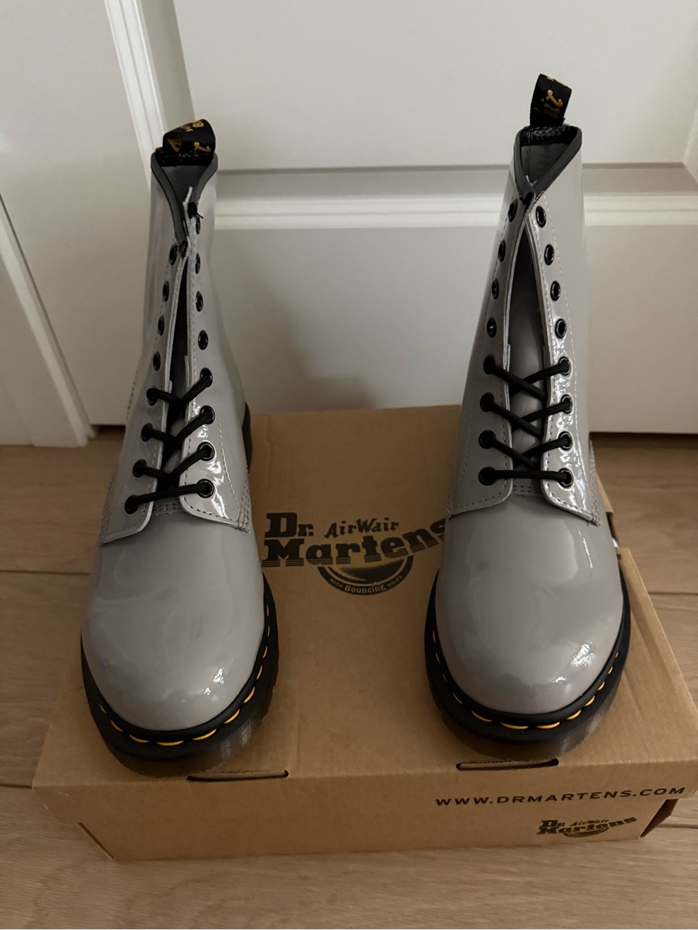 Dr. Martens Women’s Glossy Light Gray Patent Lace-Up Boots Size 10 NEW - Picture 9 of 12